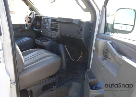 2018 Chevrolet Express 2500 Work Van z USA, uszkodzony, nr VIN 1GCWGAFPXJ1265875